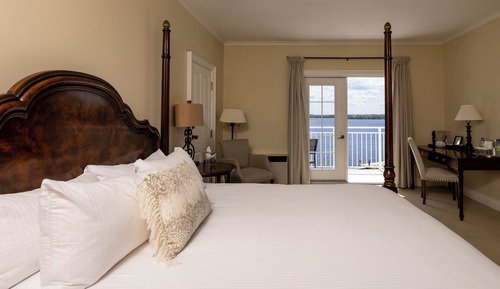 Standard Room, 1 King Bed, Balcony, Lake View