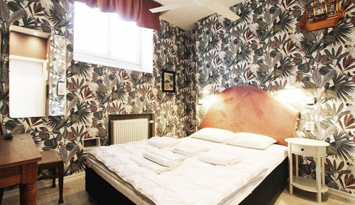 Queen Room (Shared Bathroom)