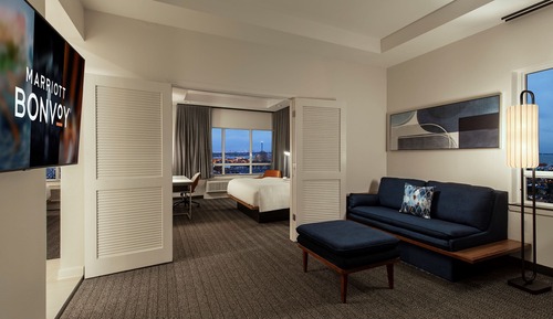 Suite, 2 Bedrooms, Corner (Mobility/Hearing Access, Roll-In Shwr)