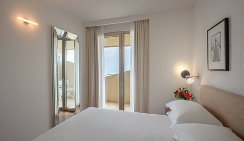 Deluxe Double Room, 1 Queen Bed, Non Smoking, Partial Sea View