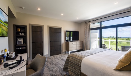 Golf Manor Suite
