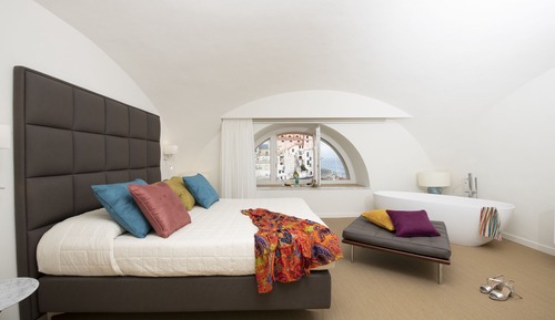 Deluxe Room, Bathtub, City View