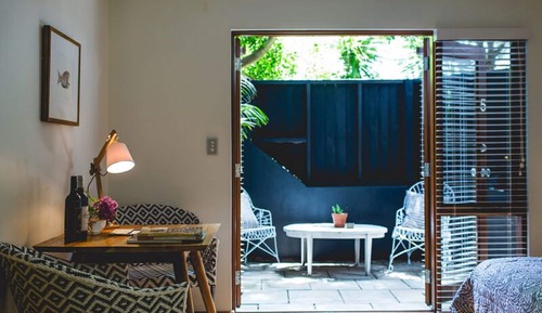 Room, 1 King Bed, Courtyard Area