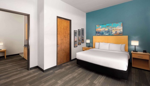 Deluxe Suite, 1 King Bed, Non Smoking (Deluxe Family Suite)