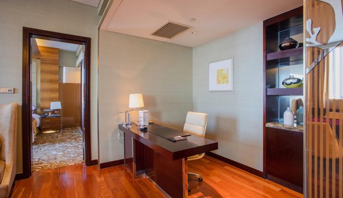 Suite, 1 King Bed, City View