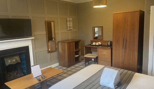 Double Room, Ensuite (With Corner Bath/Shower)