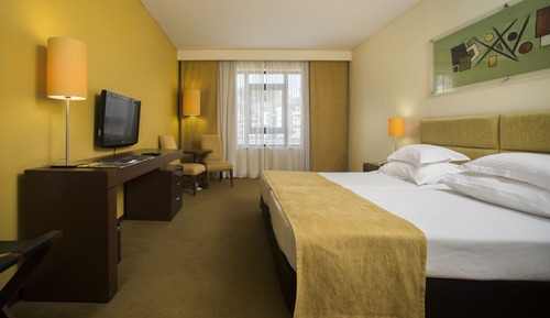 Twin Room (with Extra Bed, 3 Adults)
