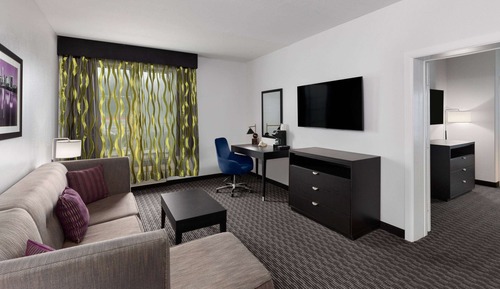 Deluxe Suite, 1 King Bed, Accessible, Non Smoking (Mobilty/Hearing, Tub w/ Grab Bars)