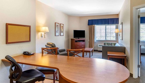 Standard Studio, 1 Queen Bed, Non Smoking, Refrigerator & Microwave