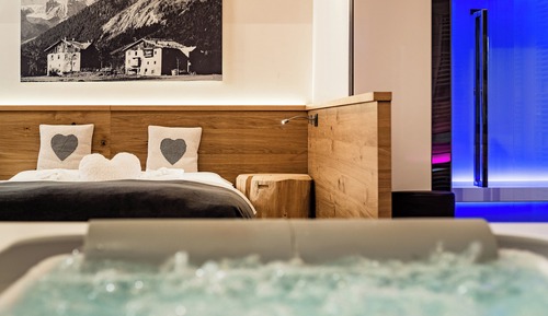 Suite, Jetted Tub