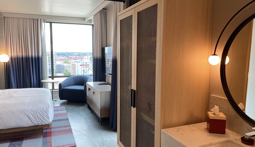Room, 1 King Bed, Corner