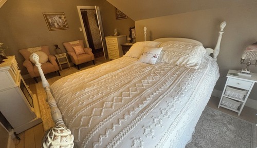 Room (Pineapple)