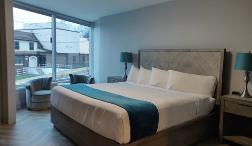Luxurious Deluxe King Room w/ 65'' TV - Complimentary Drinks - Non-smoking