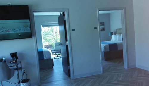 Large Luxury 2 Bedroom Suite with Livingroom, three 65'' TVs - Complimentary Drinks - Non-smoking