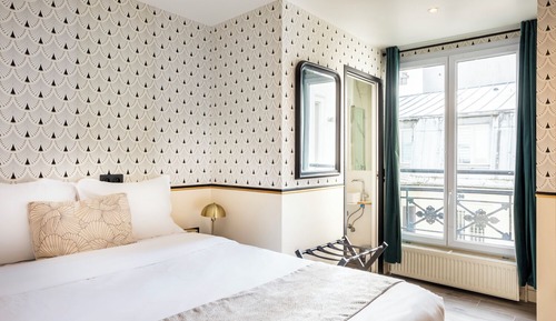 Economy Studio, Ensuite