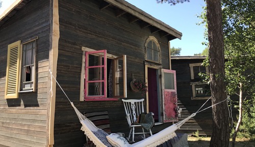 Theme Cabin - Shared Bathroom