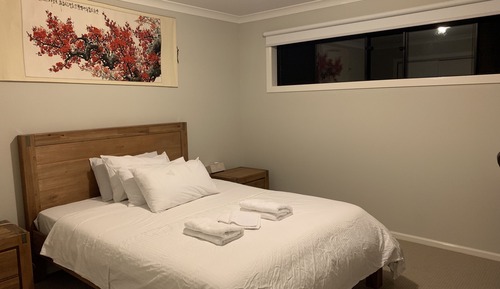 Standard Queen Room with shared bathroom 7