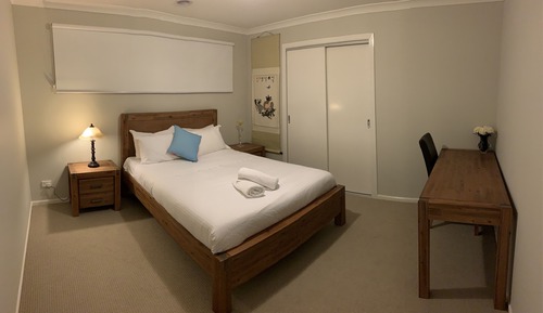 Queen Room with shared bathroom 6