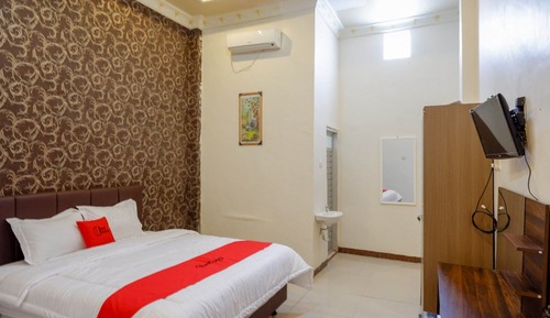 Double Room (RedDoorz)