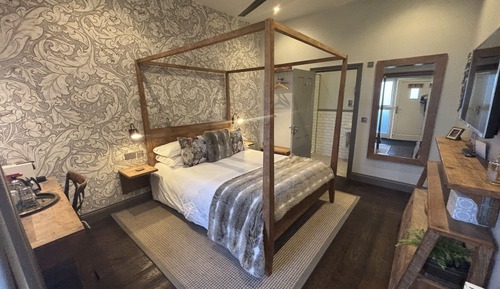 Double Room, Private Bathroom (Room 7)