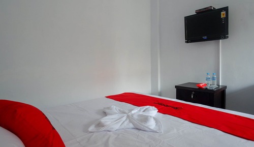 Double Room (RedDoorz)