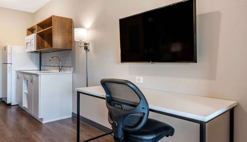 Standard Studio, 1 King Bed, Non Smoking, Refrigerator & Microwave