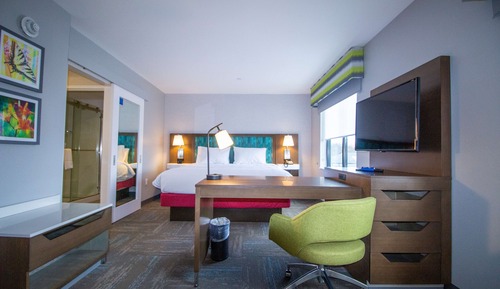 Suite, 1 King Bed, Accessible