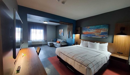 Suite, 1 King Bed, Accessible, Non Smoking (Mobility/Hearing, Tub w/Grab Bars)