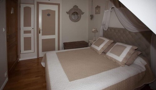 Standard Double Room (La tete dans les nuages)