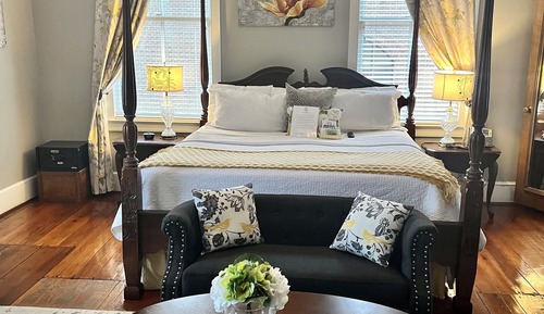 Deluxe King Room 5