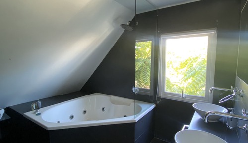 Superior Room, 1 King Bed, Jetted Tub, Sea View