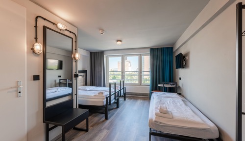 Family Room (2 Adults + 2 Children)