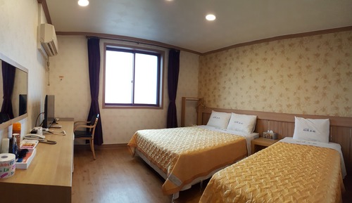 Deluxe Twin Room (for 3 persons)