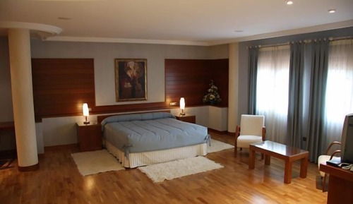 Deluxe Suite, Jetted Tub