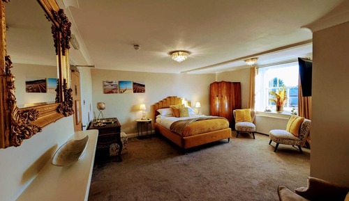 Superior Double Room, Ensuite (The Golden Room)