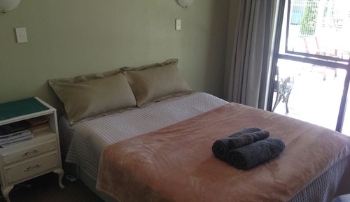 Standard Room, 1 Queen Bed, Shared Bathroom