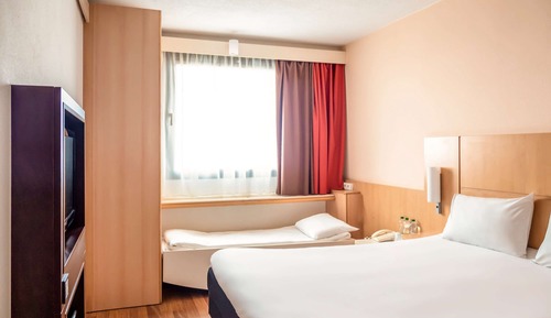 Room with 1 double bed + 1 extra bed equipped with the new bedding