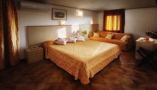 Triple Room, Multiple Beds