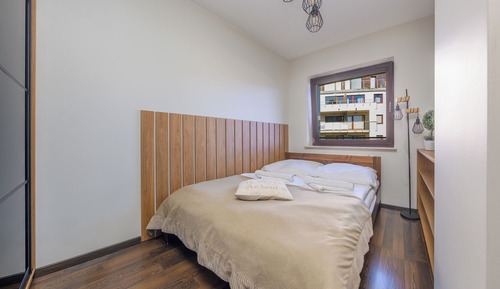 Apartment (17 B)