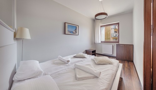 Apartment (15 B)