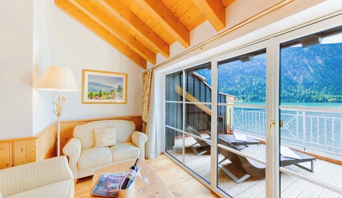 Deluxe Suite, Lake View