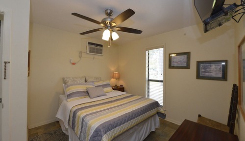 Standard Room, 1 Queen Bed (2)