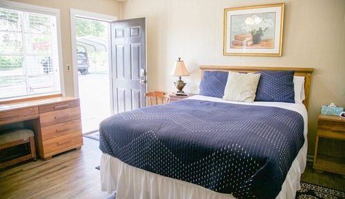Standard Room, 1 Queen Bed (3)