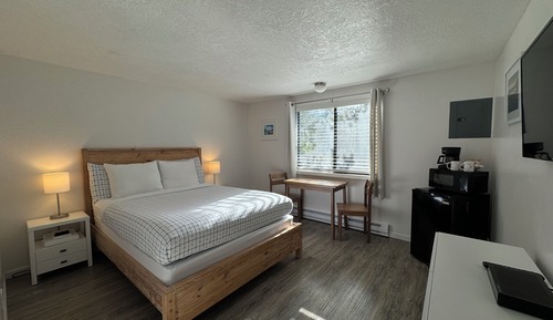 Basic Studio, 1 Queen Bed (Unit 10B)