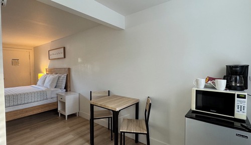 Basic Studio, 1 Queen Bed (Unit 6)