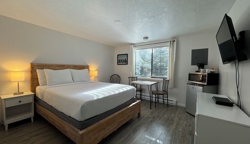 Basic Studio, 1 Queen Bed (Unit 10A)
