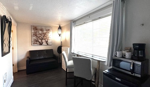 Basic Studio, 1 Queen Bed (Unit 5)