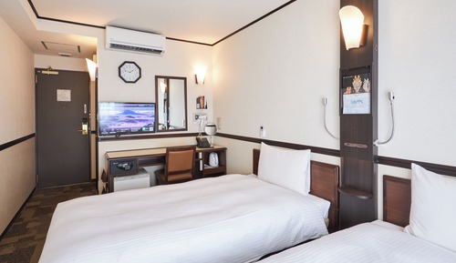 Twin Room, Smoking