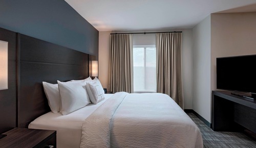 Studio, 1 King Bed, Non Smoking (Mobility/Hearing Access, Roll-in Shwr)