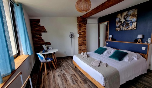 Chambre Double Deluxe, 1 grand lit, salle de bains privée, vue piscine ( Saint Chinian )